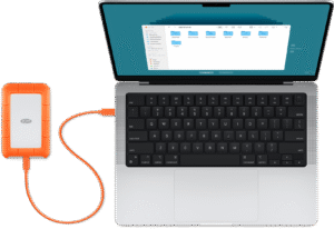 Ordinateur portable avec disque externe connecté.